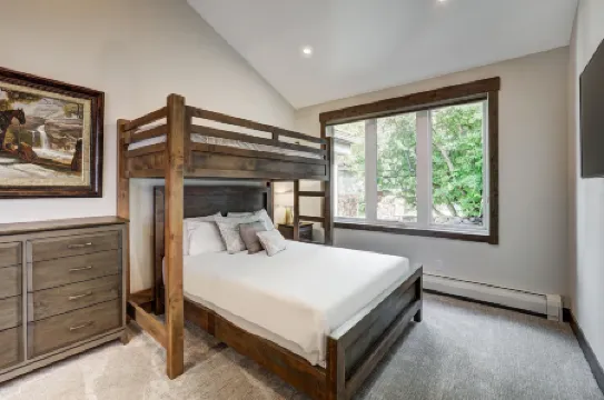 Fully Renovated 2 Bedroom in Arrowhead Village! Condo