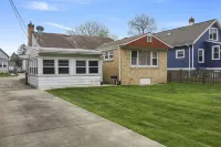 Charming Retreat in the Heart of des Plaines 3 Bedroom Residence by RedAwning