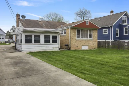 Charming Retreat in the Heart of des Plaines 3 Bedroom Residence by RedAwning