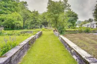 Ambient Manchester Village Abode with Deck and Pond! Hotel in zona Hildene, The Lincoln Family Home- Welcome Center