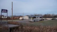 Robyn's Motel - parking