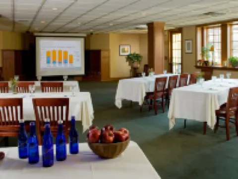 Settlers Inn Hotels in Wayne County