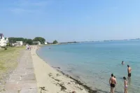 Furnished in Saint-Vaast-la-Hougue facing the sea and the island of Tatihou