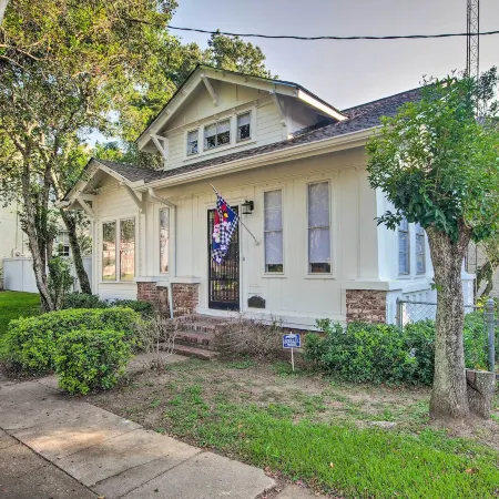 Pet-Friendly Natchez Home Walk to Downtown!