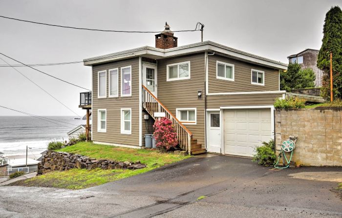 Exquisite Oceanside House w/ Pacific Views & Deck!