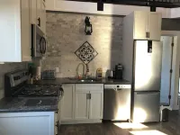 Luxury, top floor suite with free parking space. Walking distance to downtown!