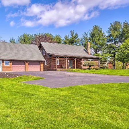 Rustic Zanesville Getaway w/ Expansive Yard!