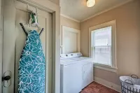 Inviting Lubbock Home > 1 Mi to Downtown - spa