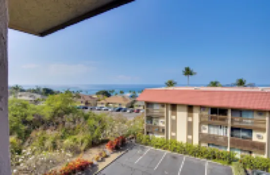 Kailua-Kona Condo Steps to Beach and Downtown!