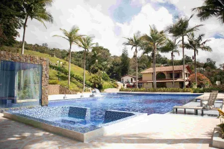 Autenthico Sajonia Hotel Aeropuerto Отели рядом с достопримечательностью «Mirador al Aeropuerto de Medellin MDE»