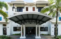 Cairns Queens Court Hotels near Esplanade