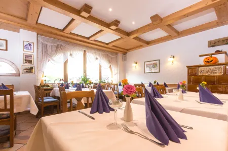 Weinhotel / Gasthaus Zur Sonne Отели в г. Айхштеттен