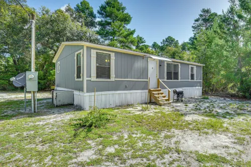 Crescent City Home w/ Charcoal Grill: Near 3 Lakes Hotels in Welaka