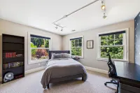 Quiet, luxe, near trails & town