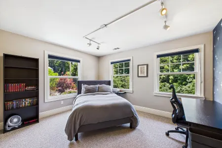 Quiet, luxe, near trails & town