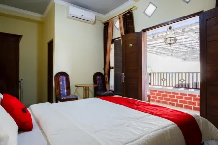 RedDoorz Syariah near Alun Alun Pacitan 2 Отели в г. Пачитан