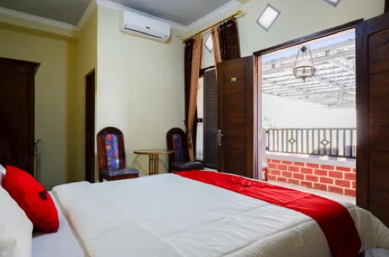 RedDoorz Syariah near Alun Alun Pacitan 2