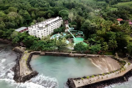 Hawaii Resort Family Suites Отели в г. Cinangka