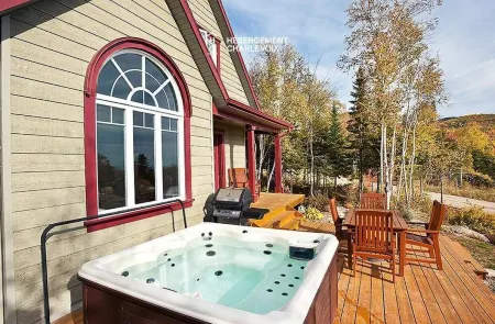 Petite Rivière Saint François cottage with river view and spa! Отели в г. Шарлевуа