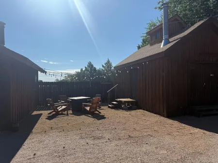 5 minutes from the world-famous Gunsite Firearms Academy!