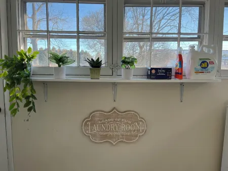 The Colorful Cottage- Historic Gem Near Downtown