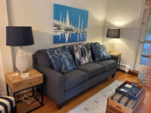 Perfect for a Weekend Getaway 5 Miles to Downtown Newport.