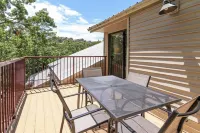 Table Rock Lake Cabin Getaway! Close to Lake, SDC, Showboat, and more!