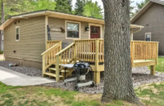 Otter Place: Lakefront Cabin, Generator, Wi-Fi, Free Firewood, No Cleaning Fee!