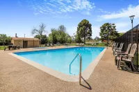 Days Inn by Wyndham Cortez - Pools