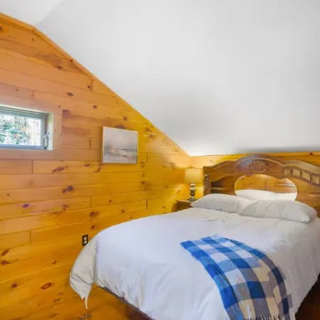 Picturesque Cabin - Lake Access, Arcade, Fireplace