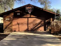 Star Gazing 3-Bedroom Cabin Hotel dekat Nuui Cunni Native American Intertribal Cultural Center and Museum