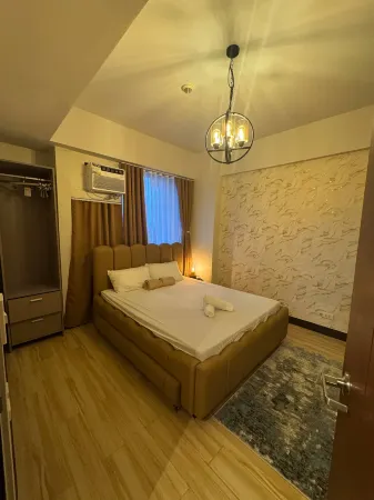 Modern & Spacious 2BR 68 sqm Condo in Manhattan Heights Pool View Отели рядом с достопримечательностью «Иствуд Сити»