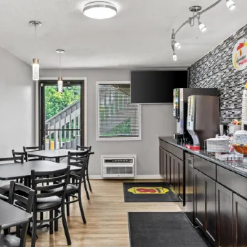 Super 8 by Wyndham Brownsburg