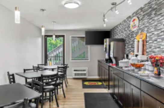 Super 8 by Wyndham Brownsburg