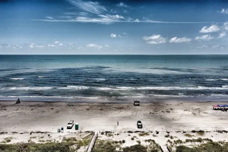 Newly Painted, Luxe 4/4,  Steps to Beach, Fenced, Dog Friendly with Hot Tub