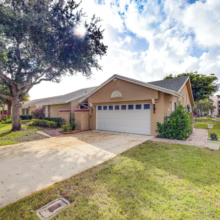 Riverfront Backyard & Grill: Sunrise Family Home