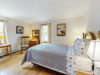 Wood Duck Retreat, minutes from Beach and Pond! On bike path Hotéis em Eastham