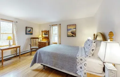 Wood Duck Retreat, minutes from Beach and Pond! On bike path Hotels near Coast Guard Beach