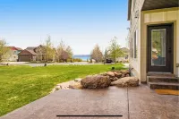 Big 6,700 sqft Bear Lake Vacation Home blocks from Marina, private hot tub!