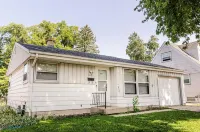 Charming 2-bedroom house with everything you need in the heart of West Allis