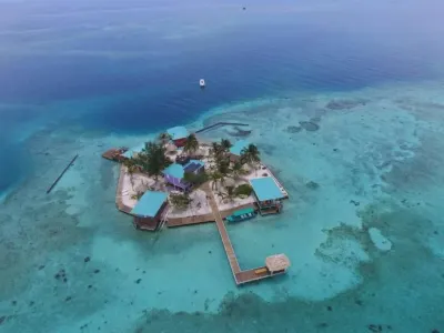 The Green Parrot Fish at King Lewey's Island Resort, Placencia Cayes, Belize  호텔
