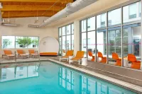 Aloft Bolingbrook - Pools