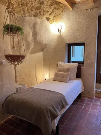 Entre Nous "Au Troglo" Troglodyte house with jacuzzi Отели в г. Дуэ-ан-Анжу