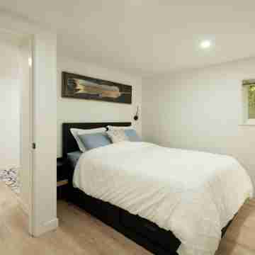 Mount Pleasant Garden Oasis - Two Bedrooms with Two Full Bathrooms Rooms