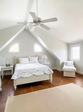 Secluded Kid friendly Hampton’s home Отели рядом с достопримечательностью «Cryder Beach»