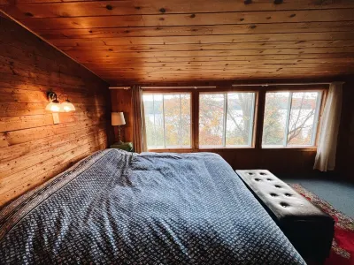 Classic Chelsea Cottage on the Gatineau River and along the famous Chelsea Trail 리버 워크 웨이크필드 주변 호텔