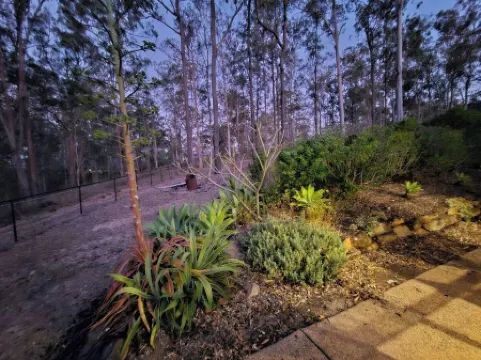 Cosy Self-Contained 2 bedroom unit with shared swimming pool in an Acreage Отели в г. Кабулчер