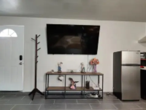 Entire Guesthome With own Bath/kitchen/2 Bdrm