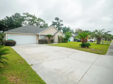 Upscale GAME ROOM, Movie Theater, Arcade, Fire Pit, 4BD/2BA Home with WIFI