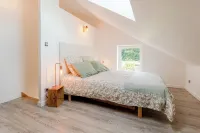 Gîte Avec Jacuzzi Chic & Cosy Entre Caen et les Plages du Débarquement Normandie Hotels in Biéville-Beuville